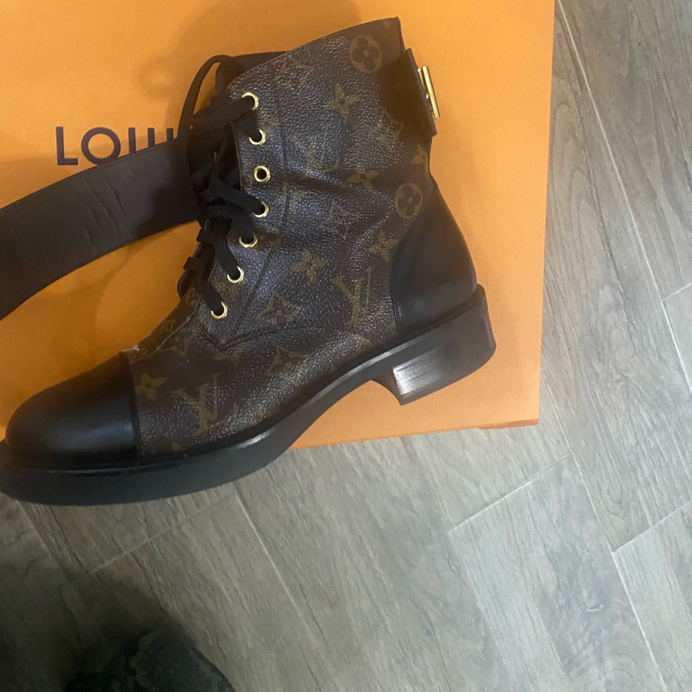 Louis Vuitton boots size 8/12 - Picture 2 of 3